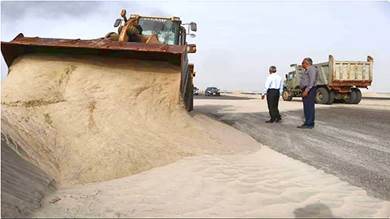 ​جهود لإزاحة الرمال من الخط الدولي تجنبا للحوادث